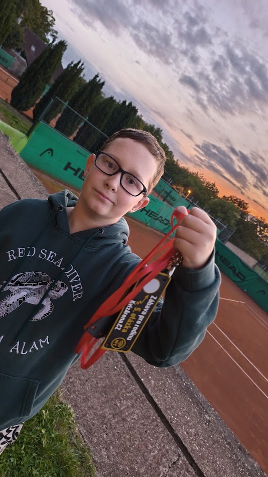 Dítě s kvízovými NFC kartami Lovci bodů