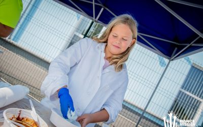 Děti při chemických pokusech v laboratoři