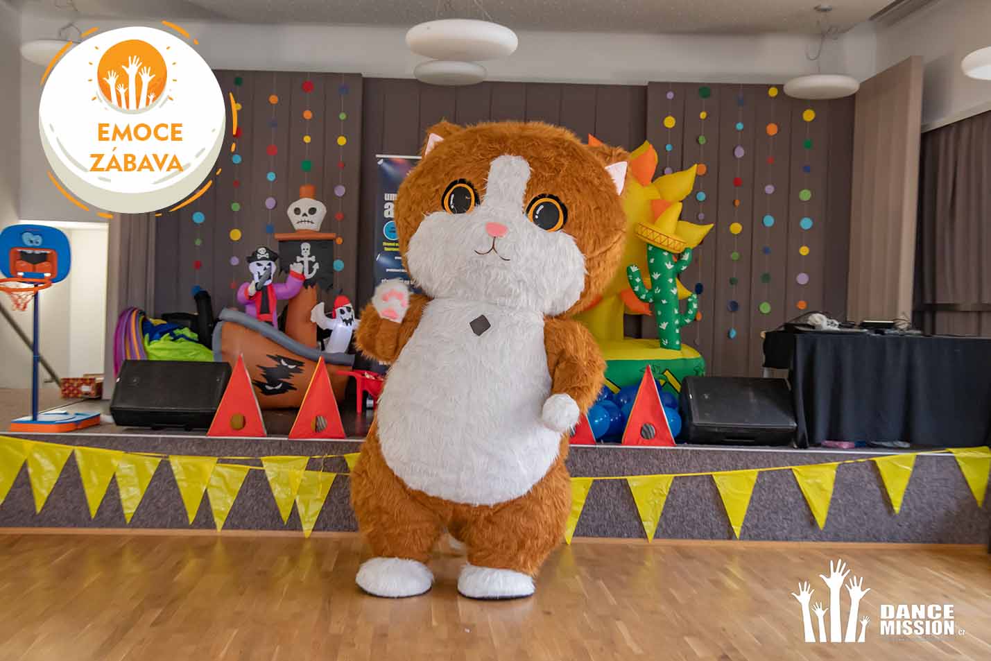 Maskoti DanceMission na akci