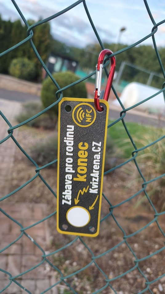 NFC stanoviště Lovci bodů zavěšené na plotě