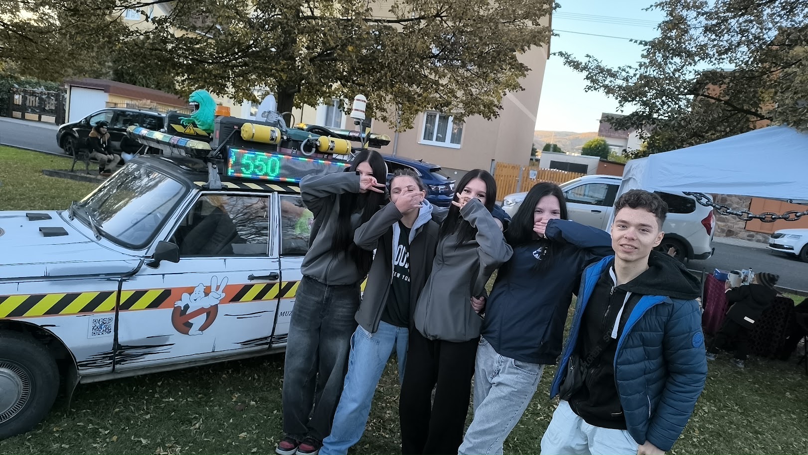 Tým Krotitelů strašidel s vozem a mládeží na akci
