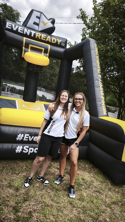 Dvě animátorky u nafukovací basketbalové arény EventReady