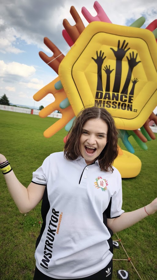 Usměvavá instruktorka DanceMission