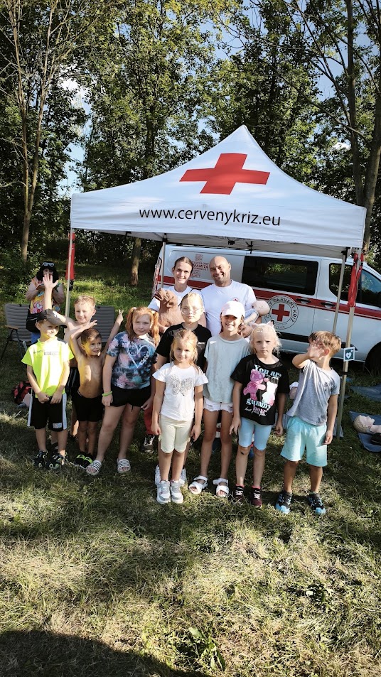 Skupina dětí před stanem Českého červeného kříže