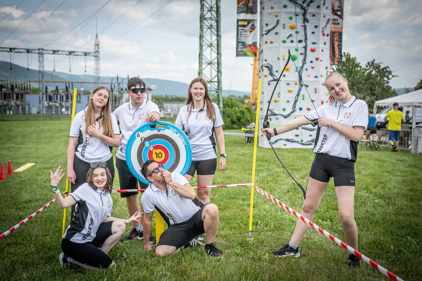 Animační team DanceMission u lukostřelby
