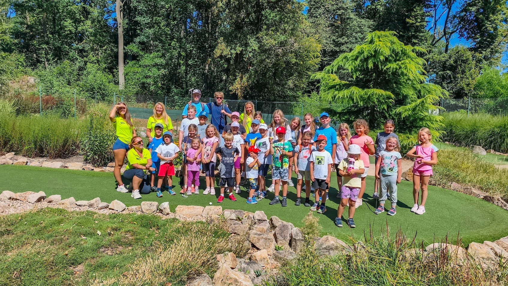 Minigolf s dětmi na firemním táboře META 2026