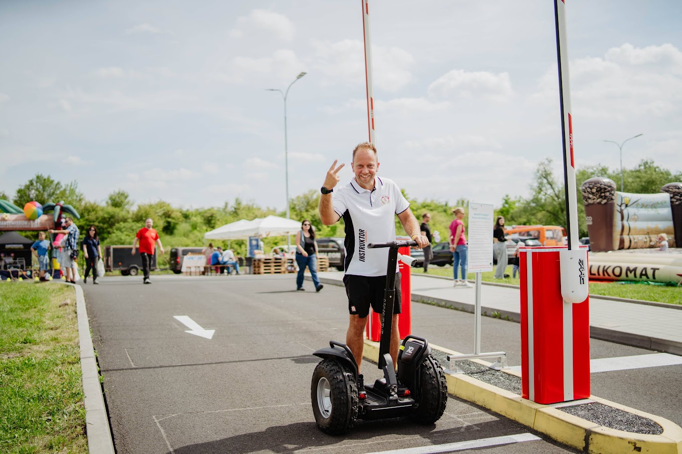 Instruktor na segwayi na sportovní dráze