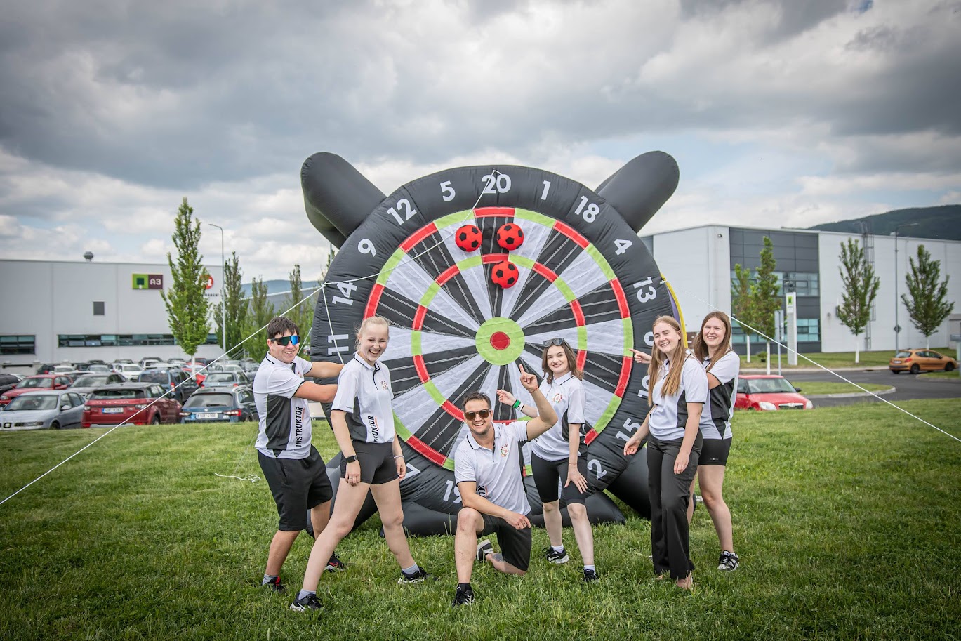 Animační team DanceMission u nafukovacích šipek