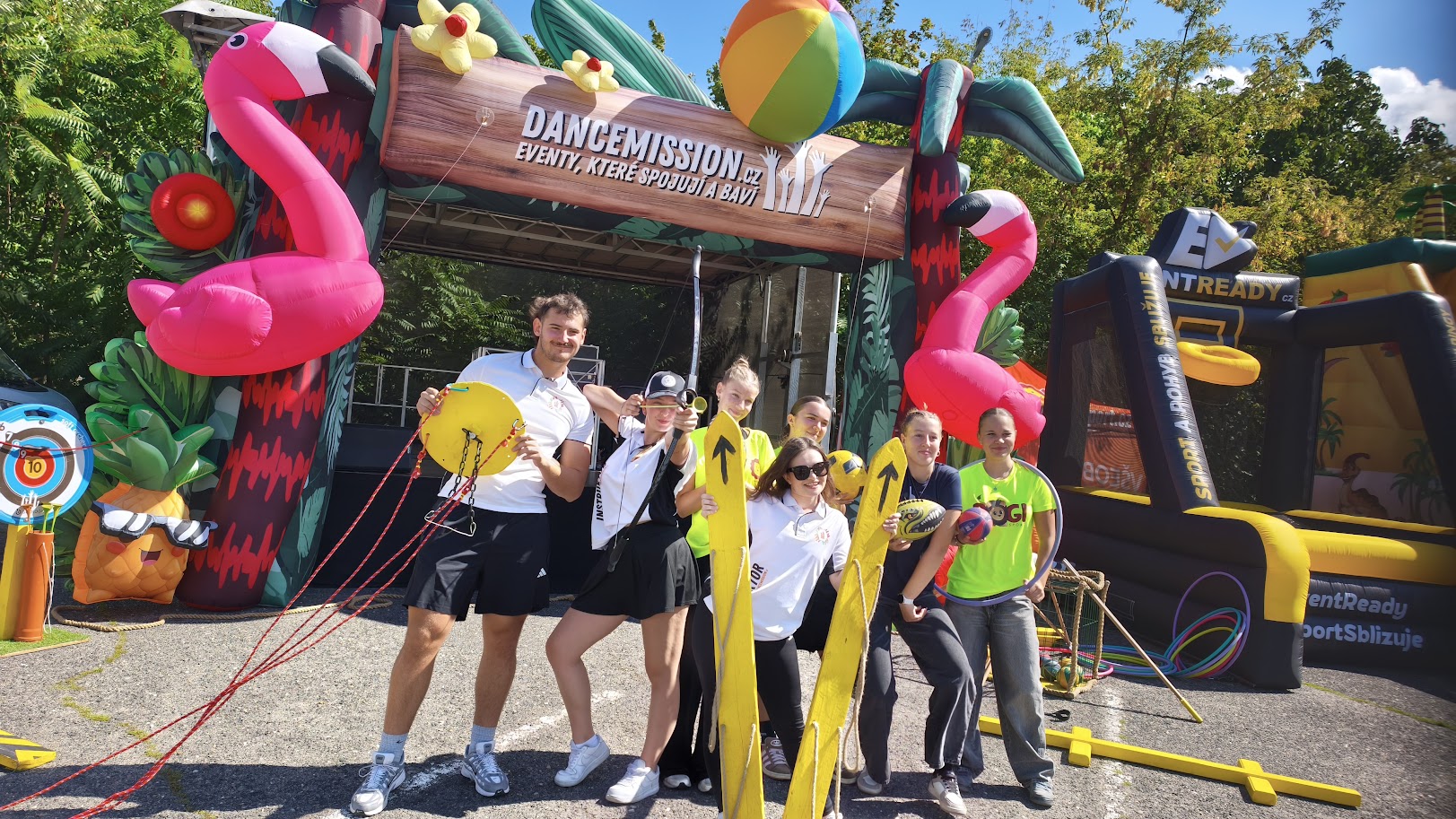 Animační team DanceMission se sportovním náčiním pod tropickou bránou