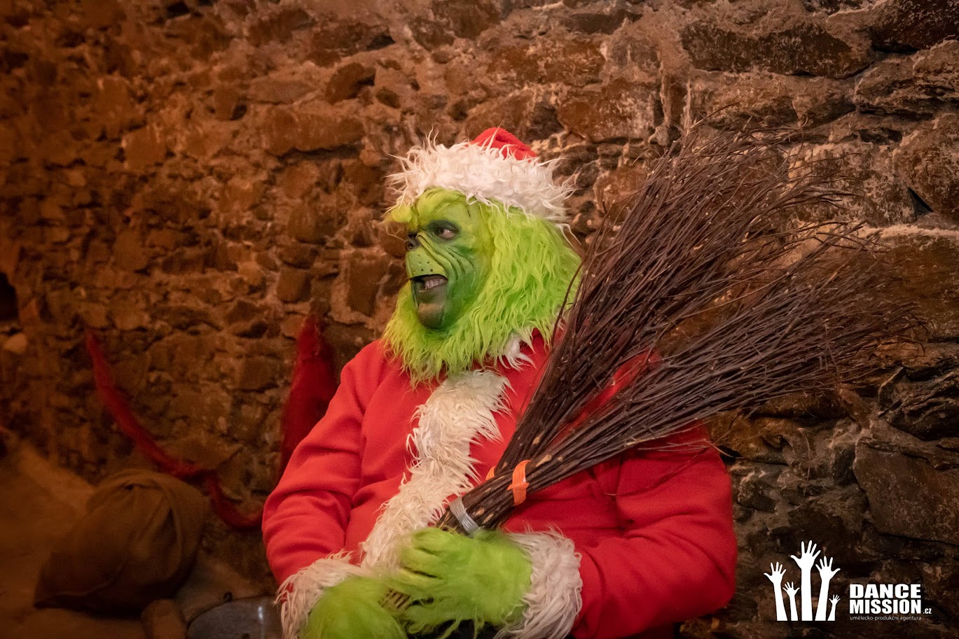 Grinch s metlou v podzemních prostorách