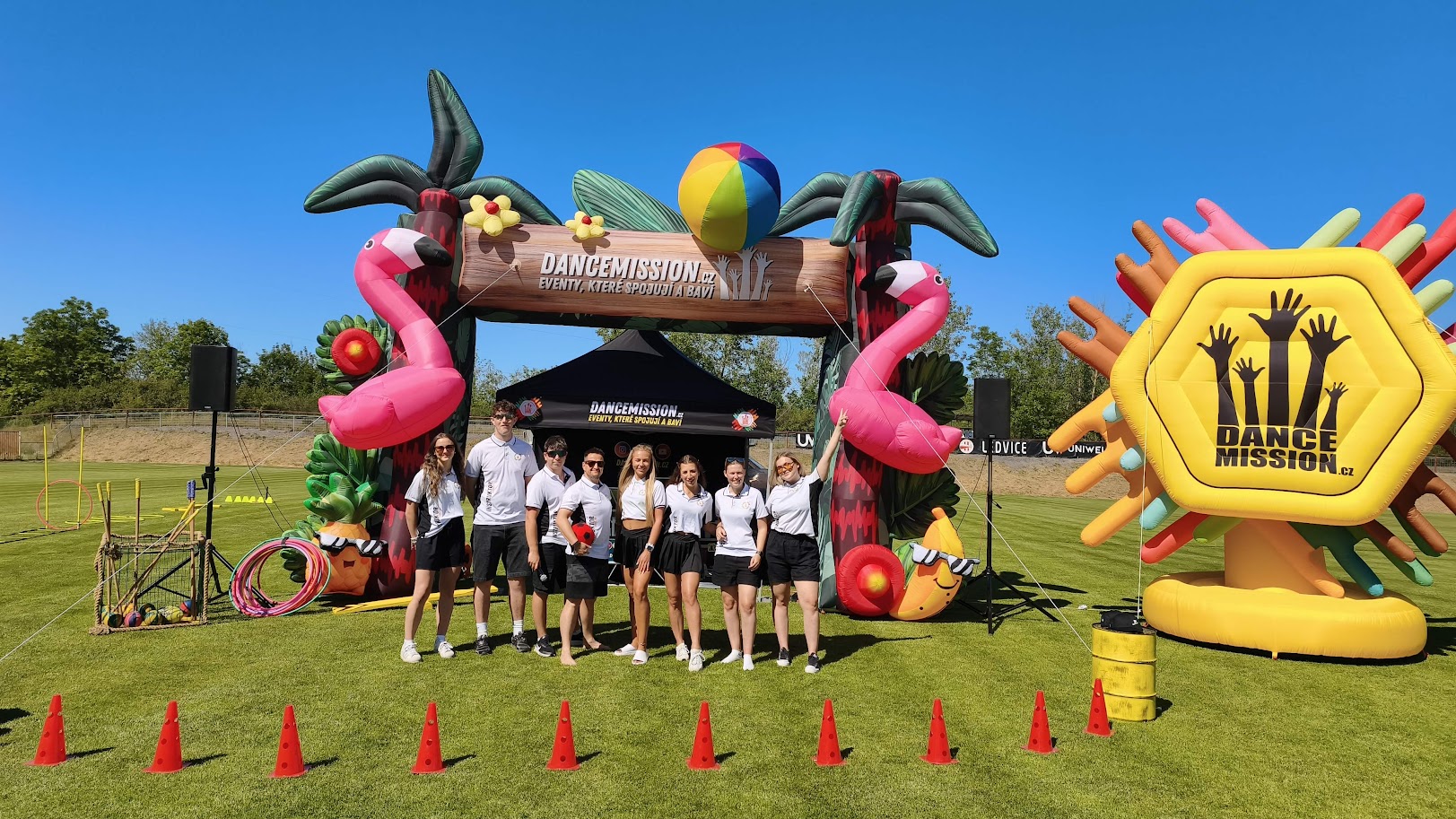Animační team DanceMission u nafukovací brány