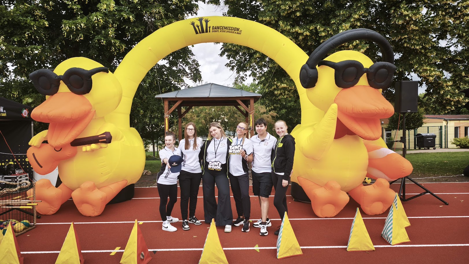 Nafukovací kachny DanceMission s týmem