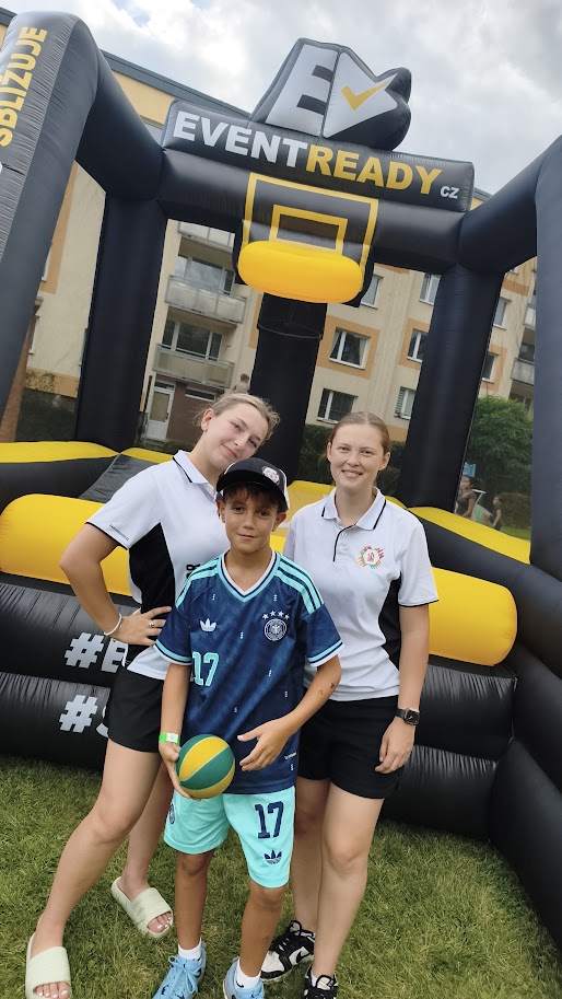 Kluk v drese Německa s animátory u basketbalové arény EventReady