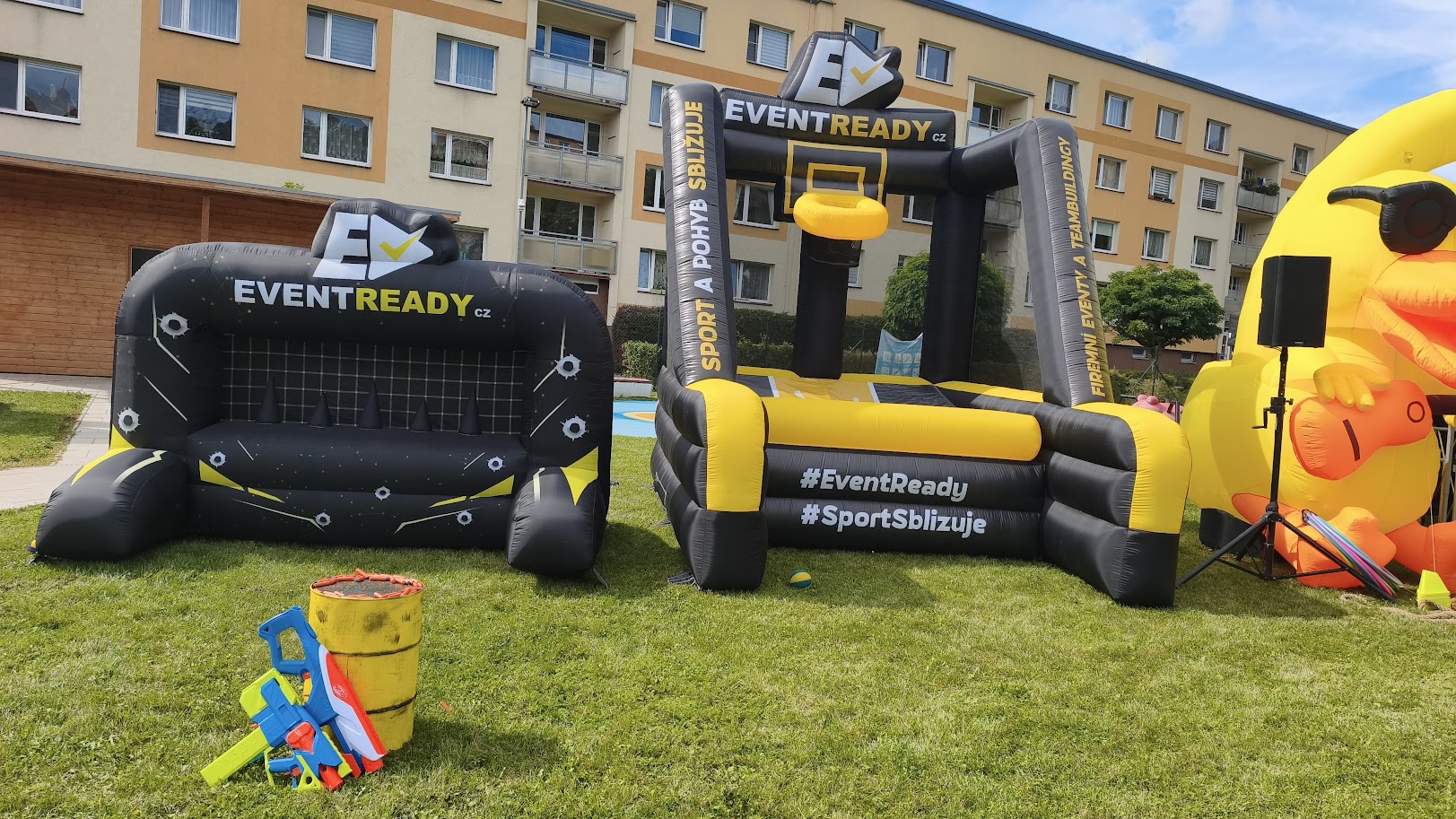 Sportovní aréna DanceMission – nafukovací terče a basket na trávě