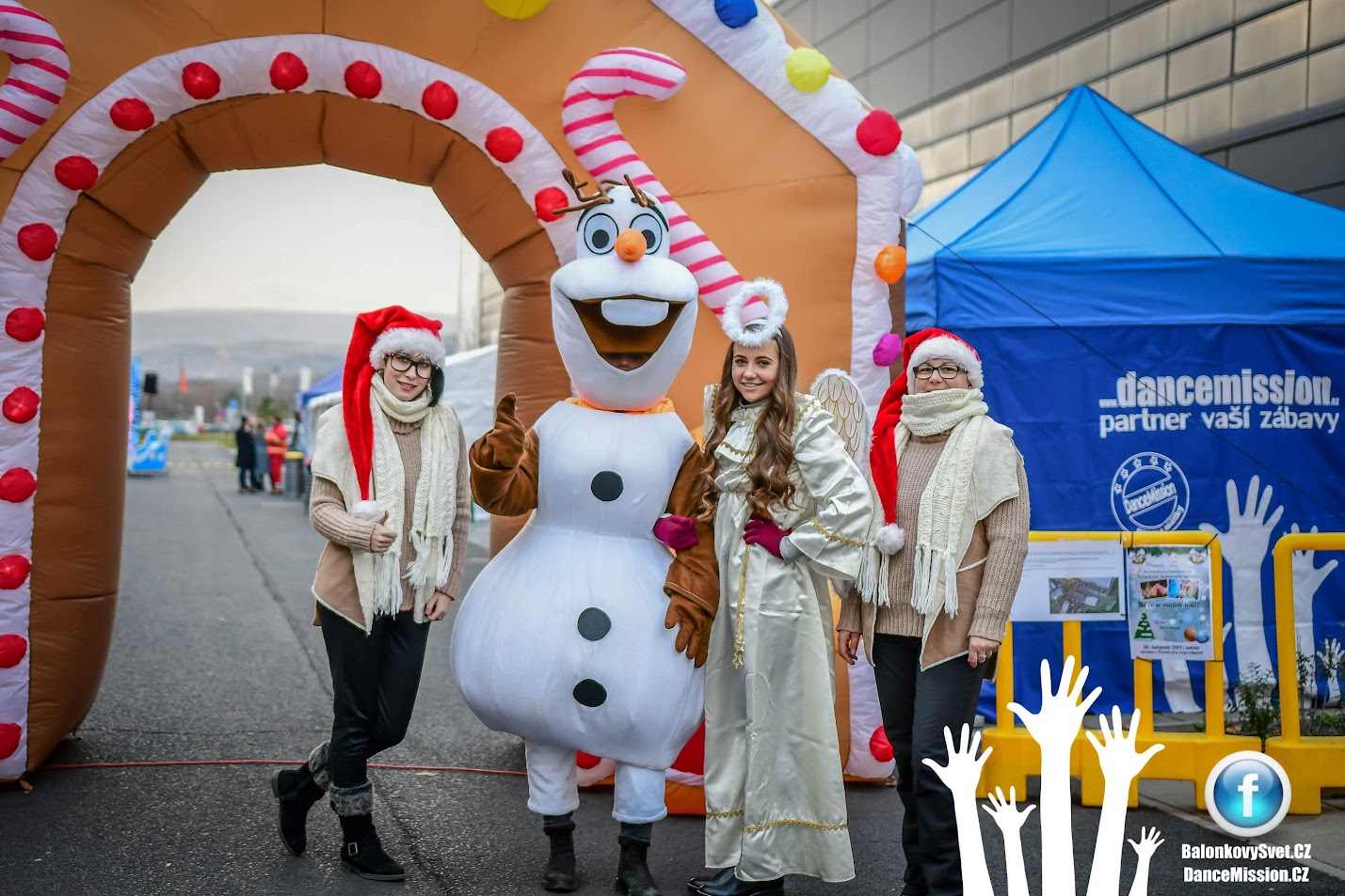 Maskot Olaf a animátorky DanceMission u perníkové brány
