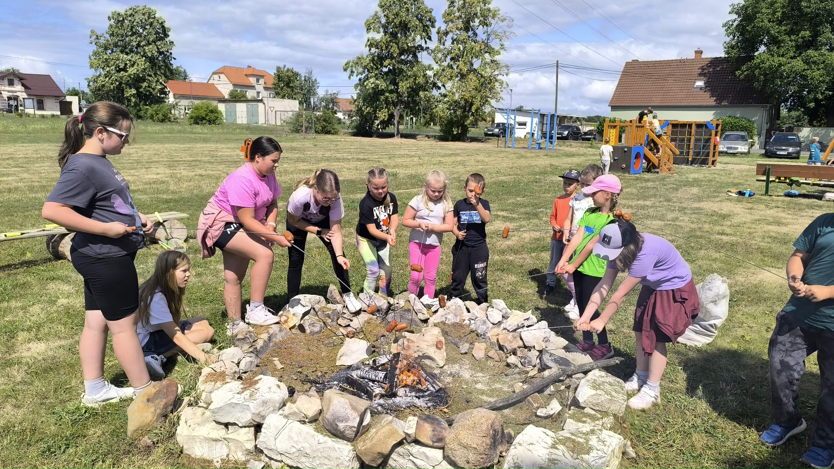 Opékání buřtů na firemním táboře