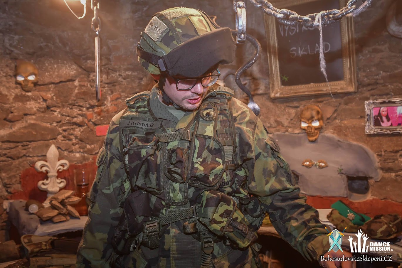 Voják v maskáčích v army části sklepení