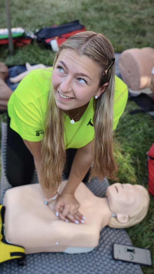 Animátorka ukazuje dětem resuscitaci na figuríně