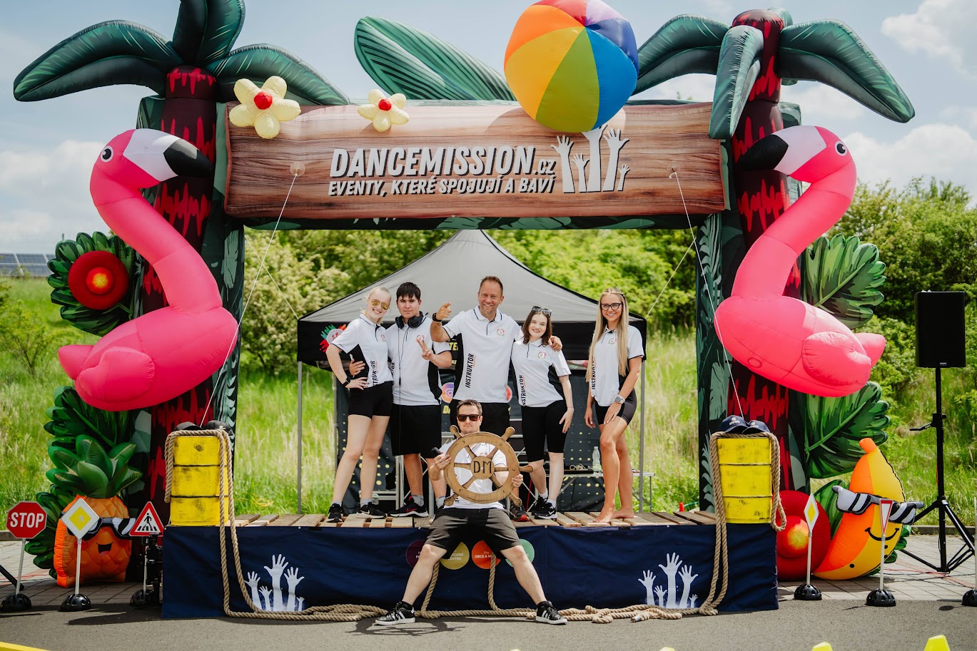 Animační team DanceMission u tropické brány s kormidlem