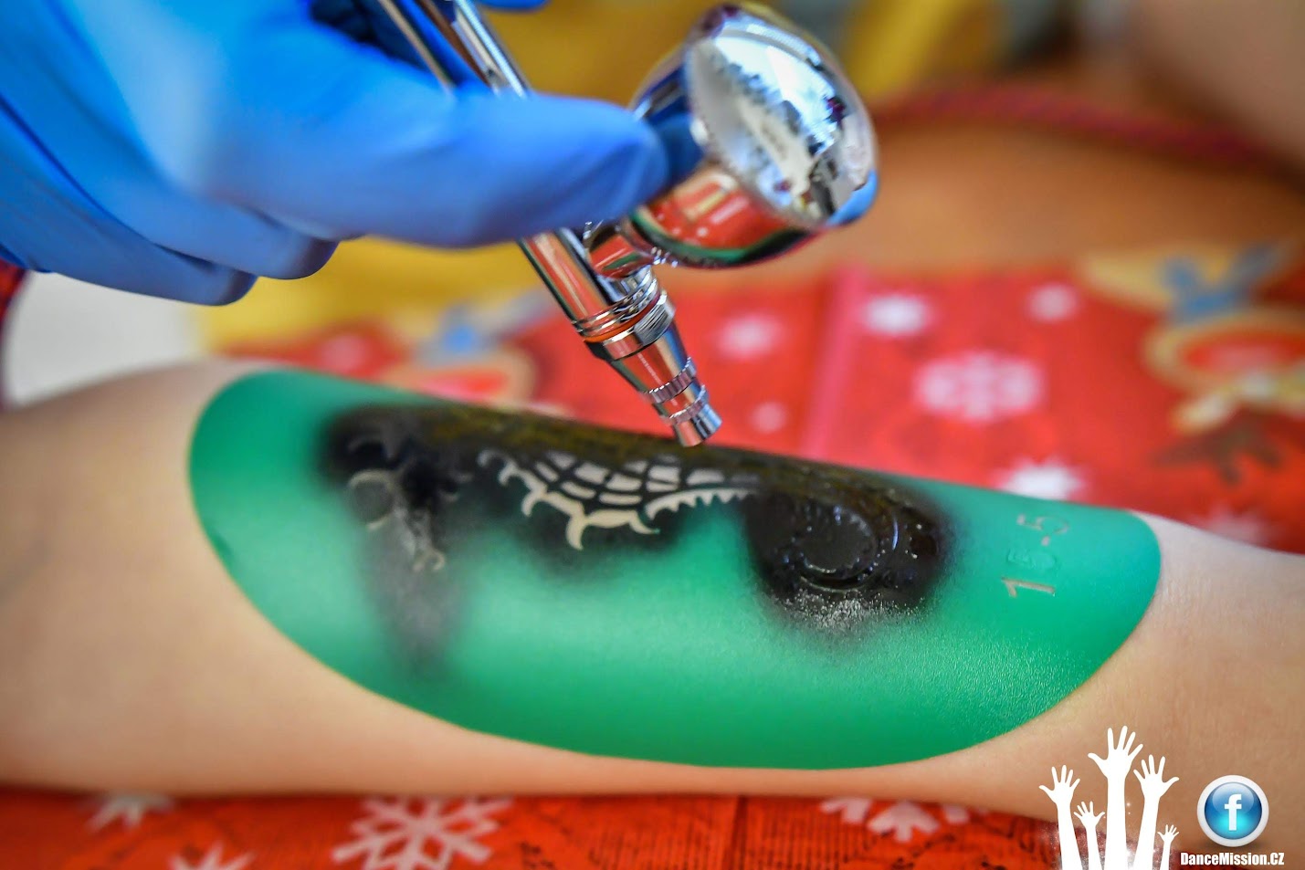 Airbrush tetování přes šablonu