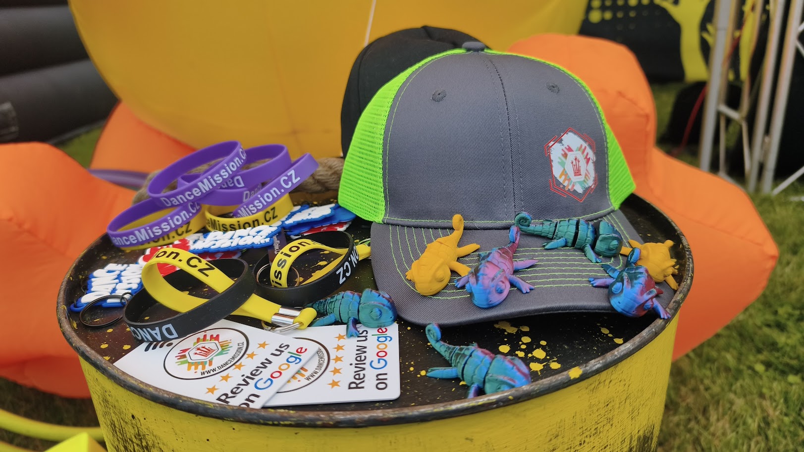 Merch DanceMission.CZ na žlutém sudu – náramky, kšiltovky a 3D tisk