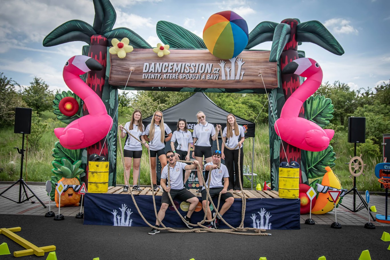 Animační team DanceMission u tropické brány
