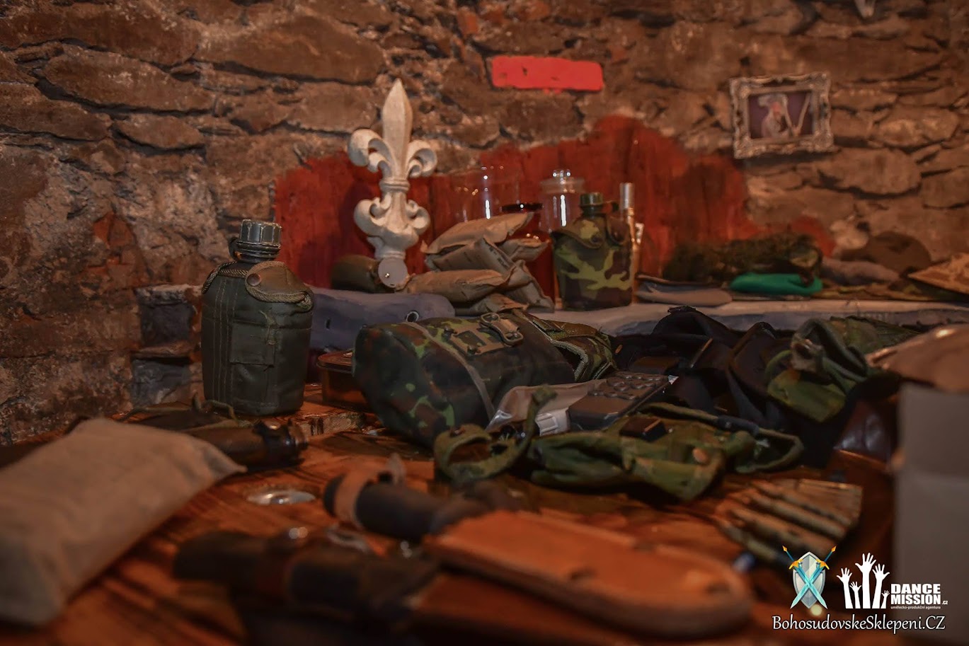 Vojenská výstroj na stole v army bojovce