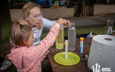 Děti při chemických pokusech v laboratoři
