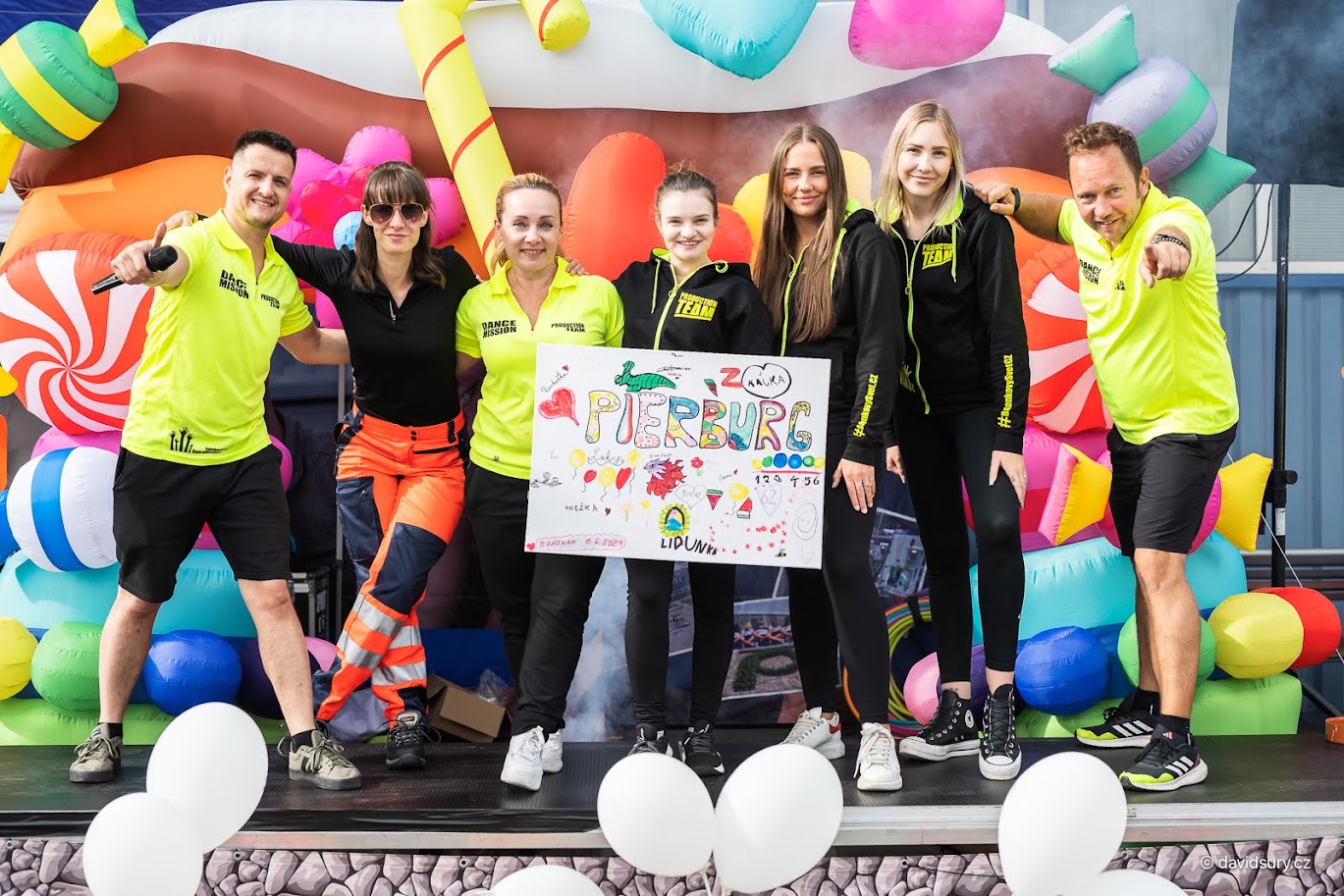 Děti malují velkoformátový obraz na firemním eventu