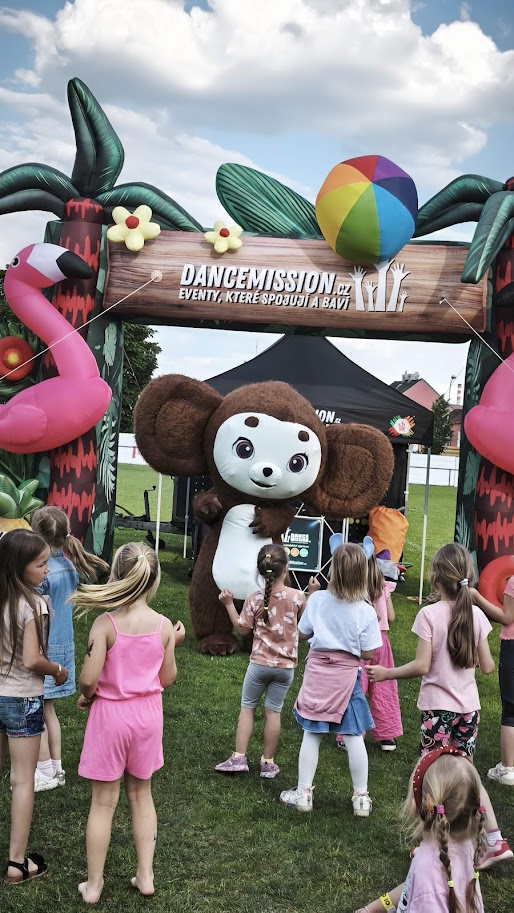Maskot a děti na eventu