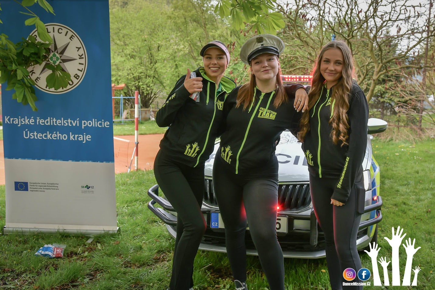 Production team DanceMission u policejního vozu