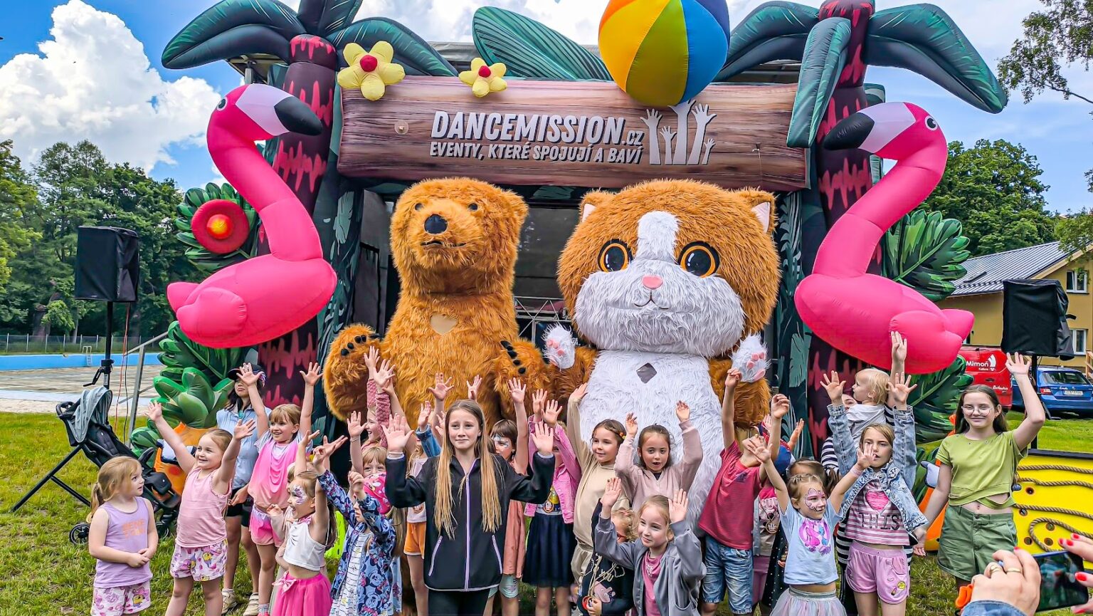 Maskoti DanceMission na akci