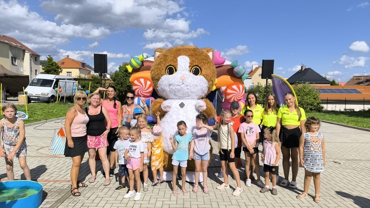 Maskoti DanceMission na akci