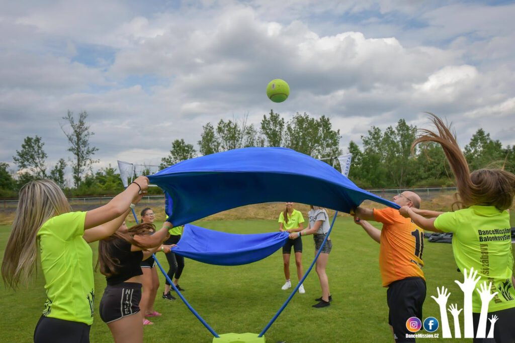 Zábavné atrakce, Nafukovací atrakce, Zábava, Sport, Pohy, Family Day, Zábava pro děti, Firemní eventy, Akce pro děti, AirBrush, Dočasné tetování, Zdravověda, Teplice, Produkce DanceMission, Pavel Kmeč, Aneta Kmečová, volejbal jinak