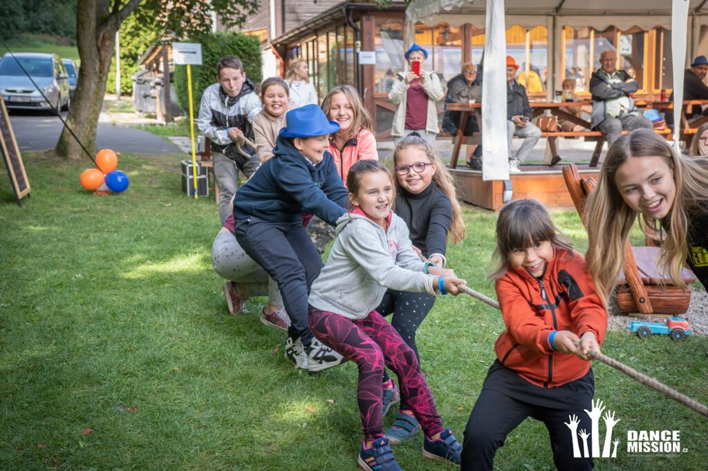 Zábavné atrakce, Nafukovací atrakce, Zábava, Sport, Pohy, Family Day, Zábava pro děti, Firemní eventy, Akce pro děti, AirBrush, Dočasné tetování, Zdravověda, Teplice, Produkce DanceMission, Pavel Kmeč, Aneta Kmečová, lano