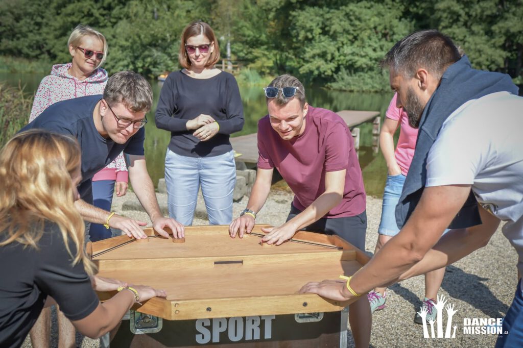 Eventová agentura DanceMission.CZ, Sportovní aktivity, Zábava, Sport, Pohyb, Family Day, Zábava pro děti, Firemní eventy, Akce pro děti, Teplice, Pavel Kmeč, Aneta Kmečová, Desková hra, Koordinace těla