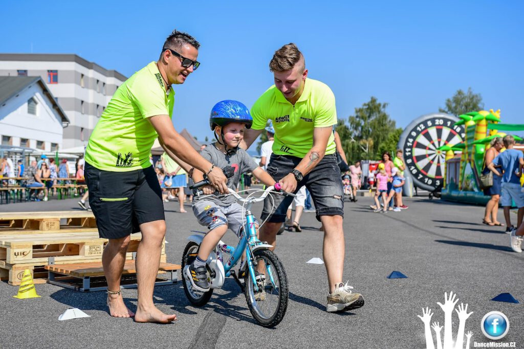 Teambuilding, Týmová hra, Týnové aktivity, Produkce DanceMission.CZ, Mobilní casino, Gastro zábava, Firemní vaření, Sport, Pohyb, Zábava, Maturitní plesy, Pavel Kmeč, Aneta Kmečová, Teplice, Ústecký kraj, bike, sportovně-vzdelavaci program, slapaci kolo, slozky IZS, Modus